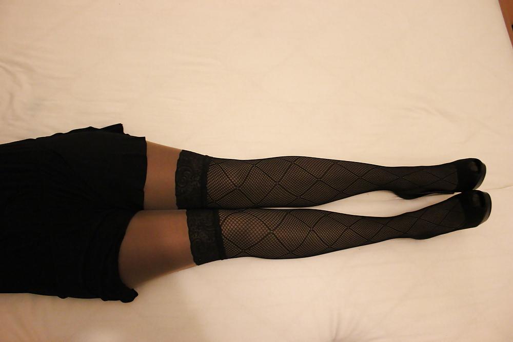 25P Lady in shiny Pantyhose over  black Tights and Stockings