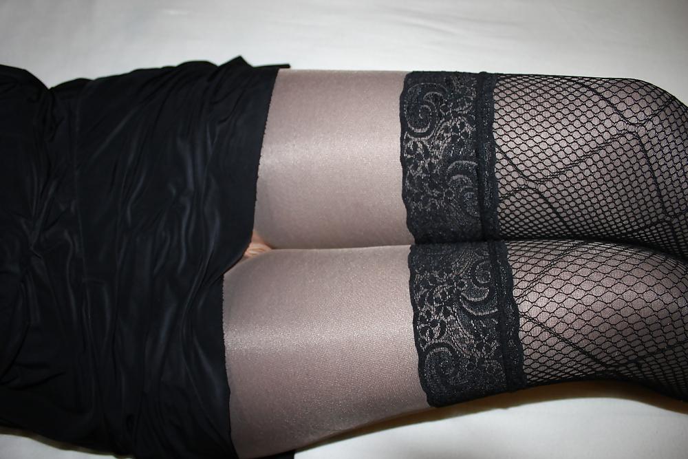 25P Lady in shiny Pantyhose over  black Tights and Stockings