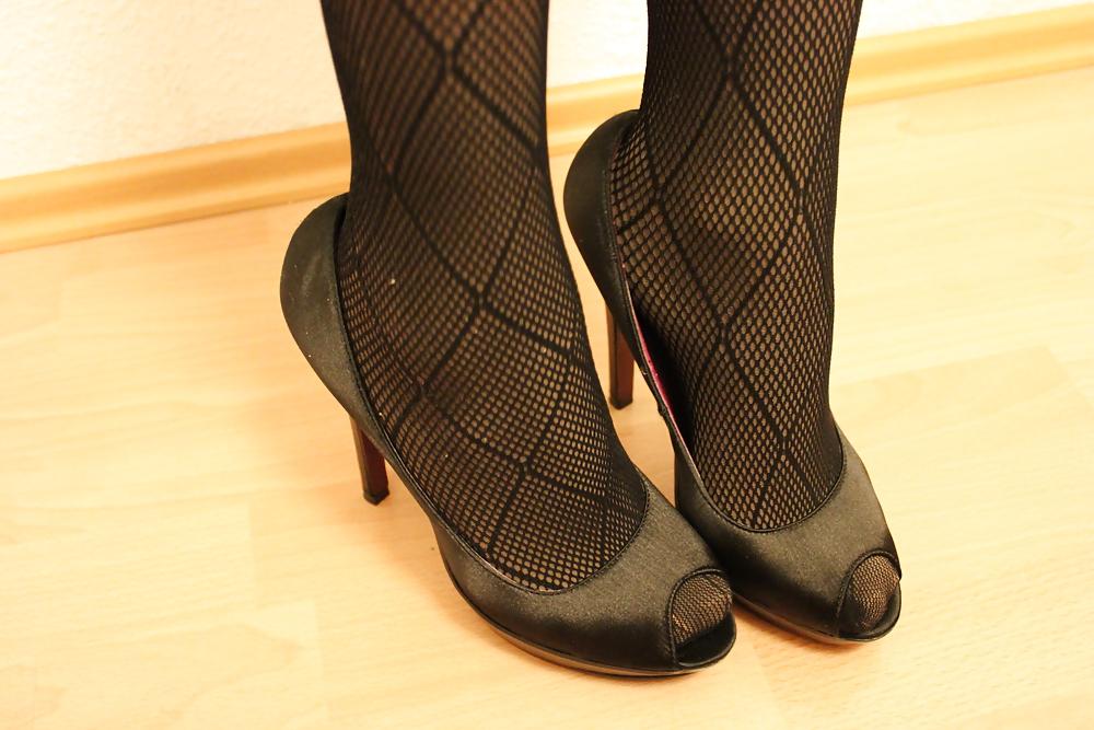 25P Lady in shiny Pantyhose over  black Tights and Stockings