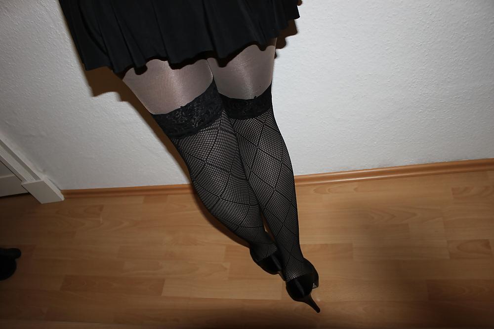 25P Lady in shiny Pantyhose over  black Tights and Stockings