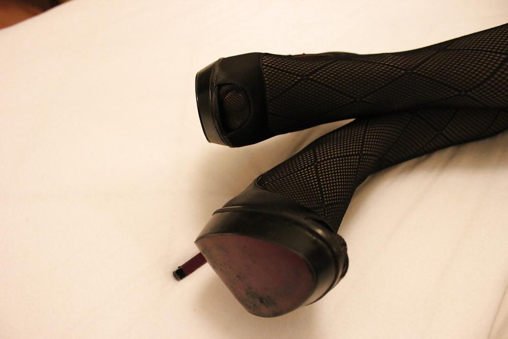 25P Lady in shiny Pantyhose over  black Tights and Stockings