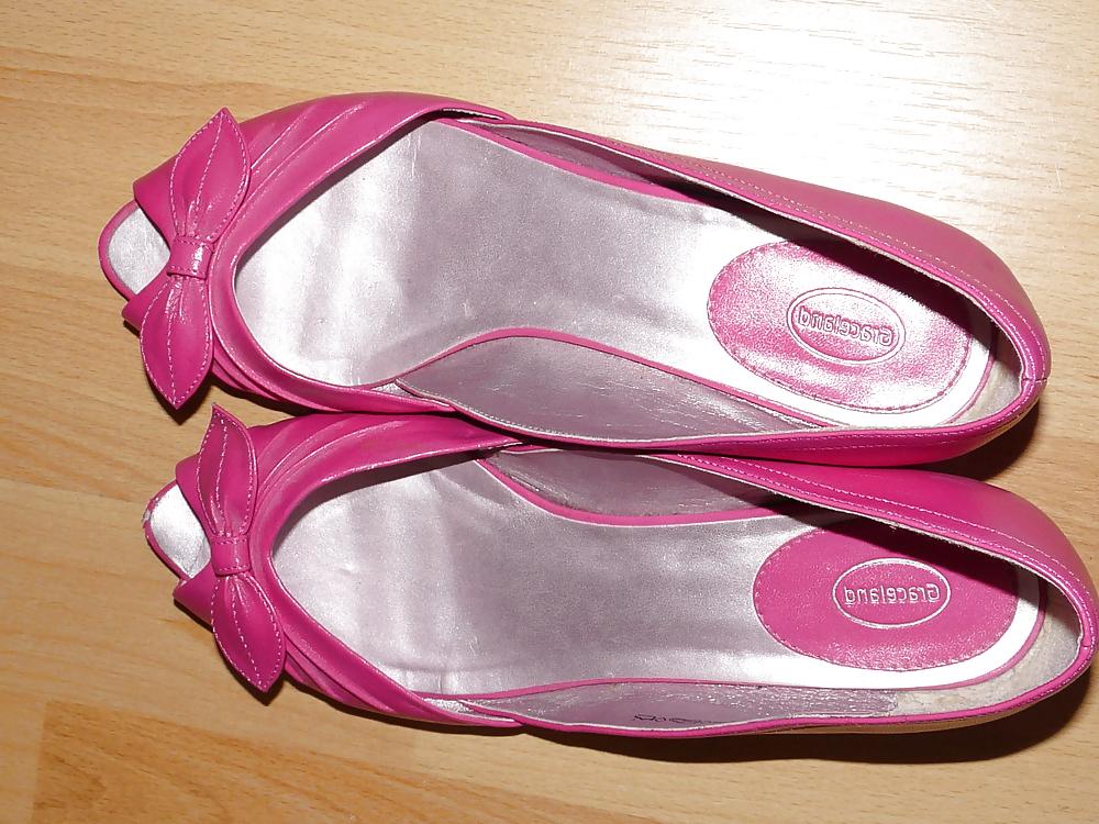 5P Wifes shiny purple pantyhose pink peep toes
