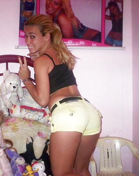 25P Mujeres latinas en shorts