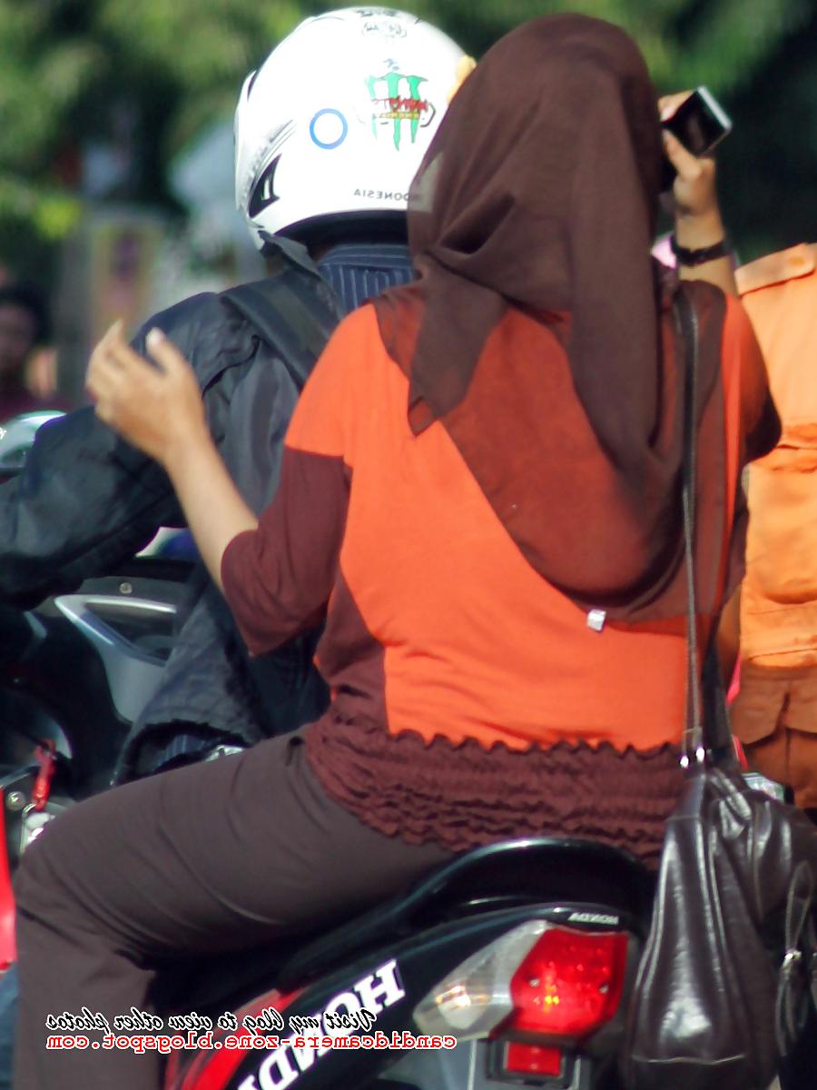 21P Sexy Teen in Hijab & Tight Pants