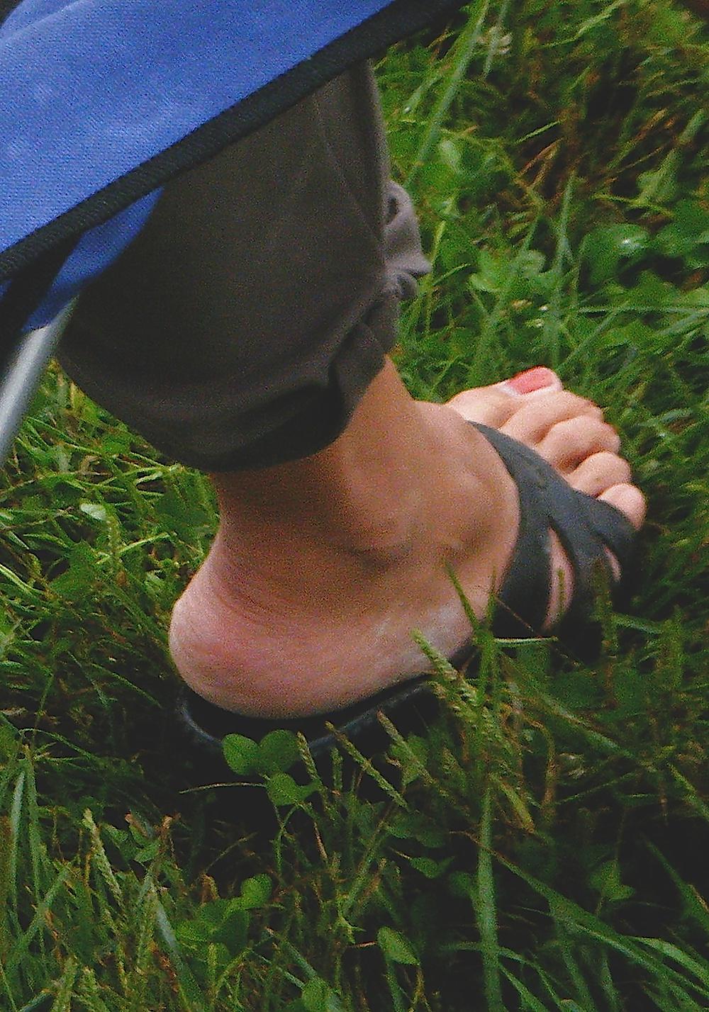 25P Pretty soccer mom feet