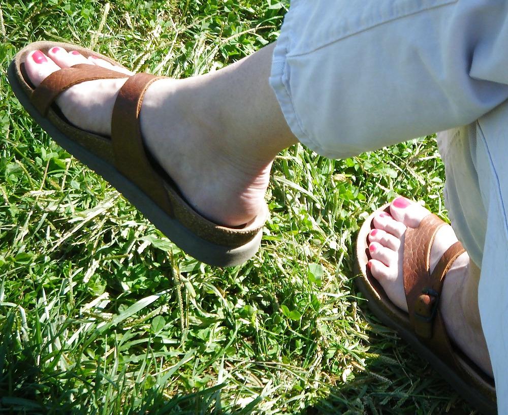 25P Pretty soccer mom feet