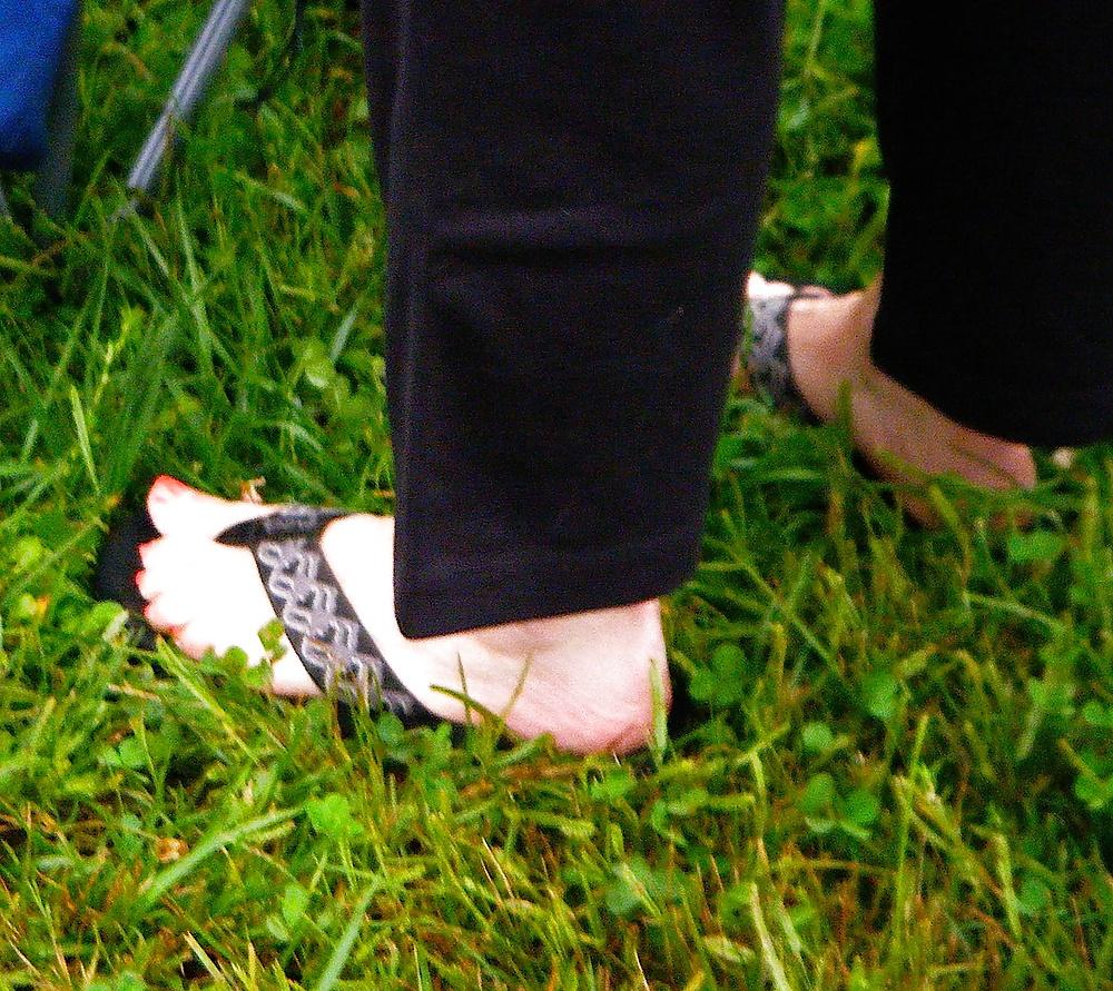 25P Pretty soccer mom feet