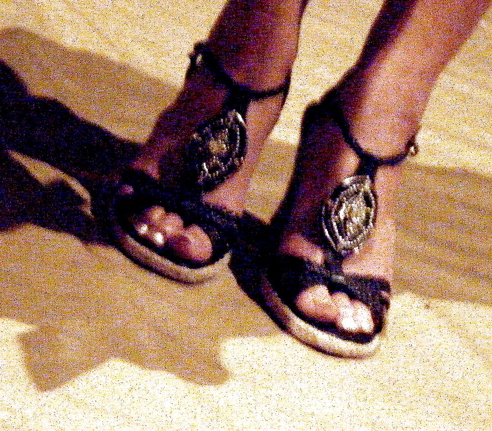 25P Pretty soccer mom feet