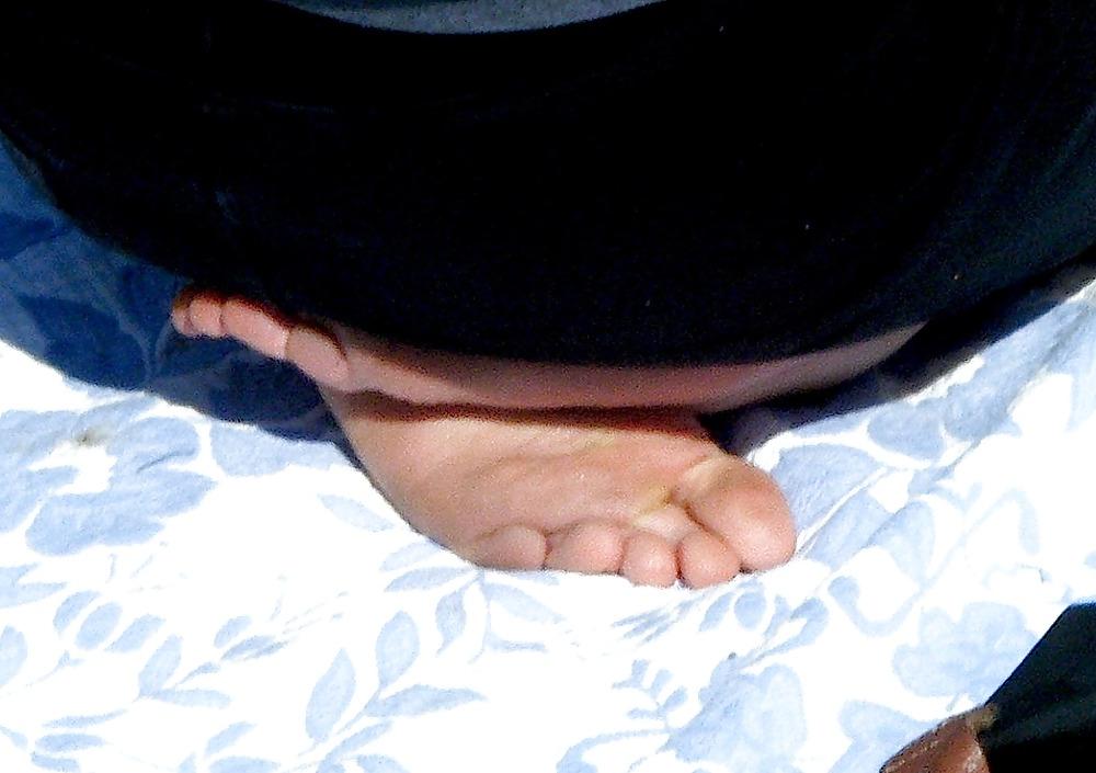 25P Pretty soccer mom feet