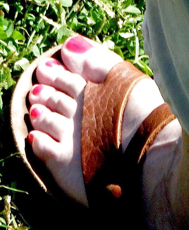 25P Pretty soccer mom feet