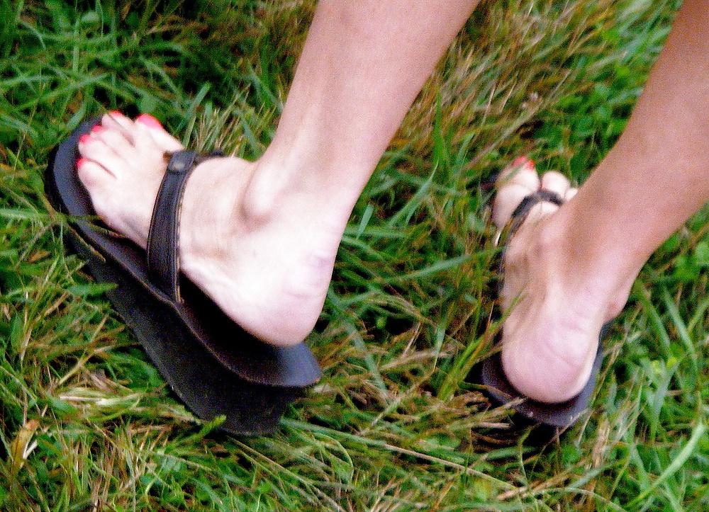 25P Pretty soccer mom feet