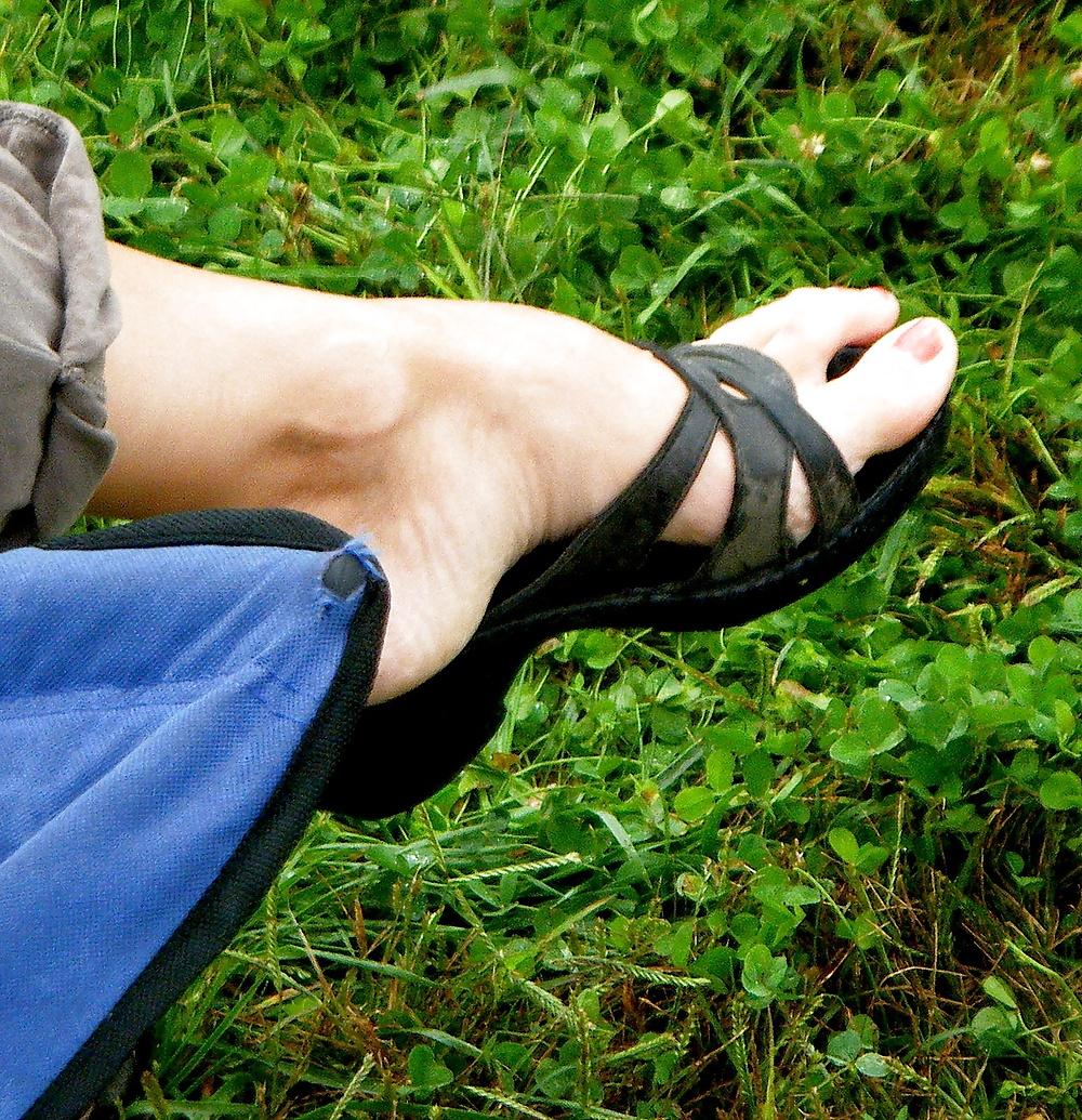 25P Pretty soccer mom feet