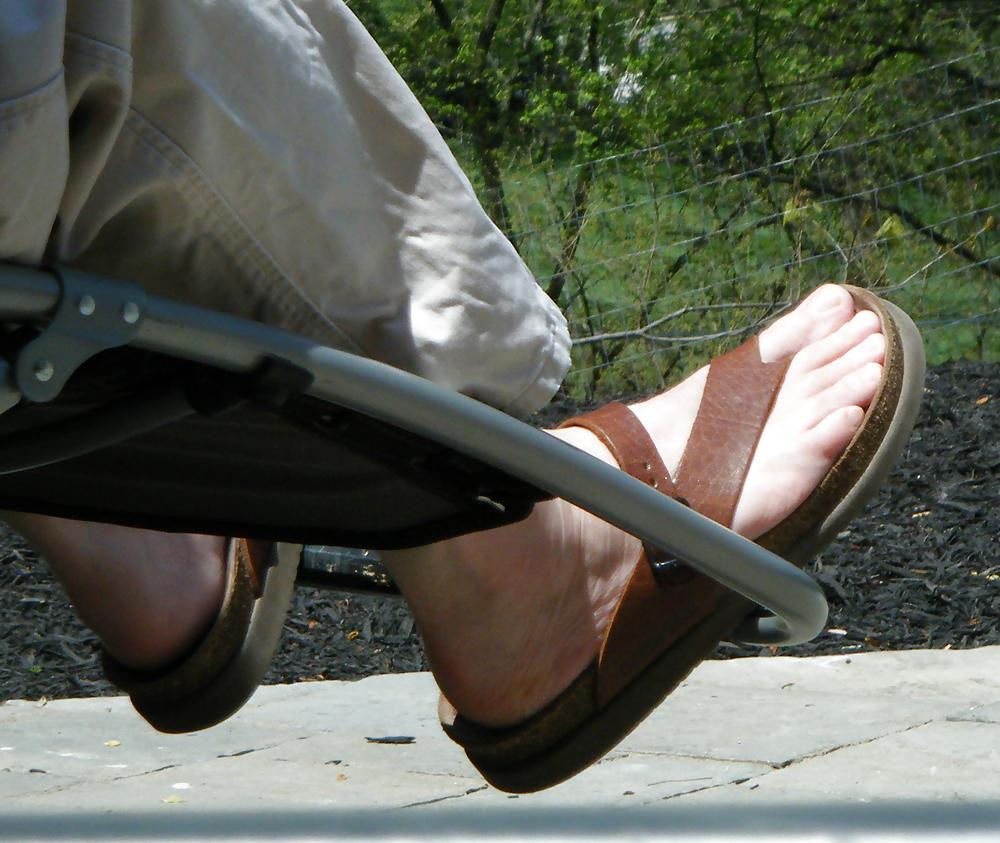 25P Pretty soccer mom feet