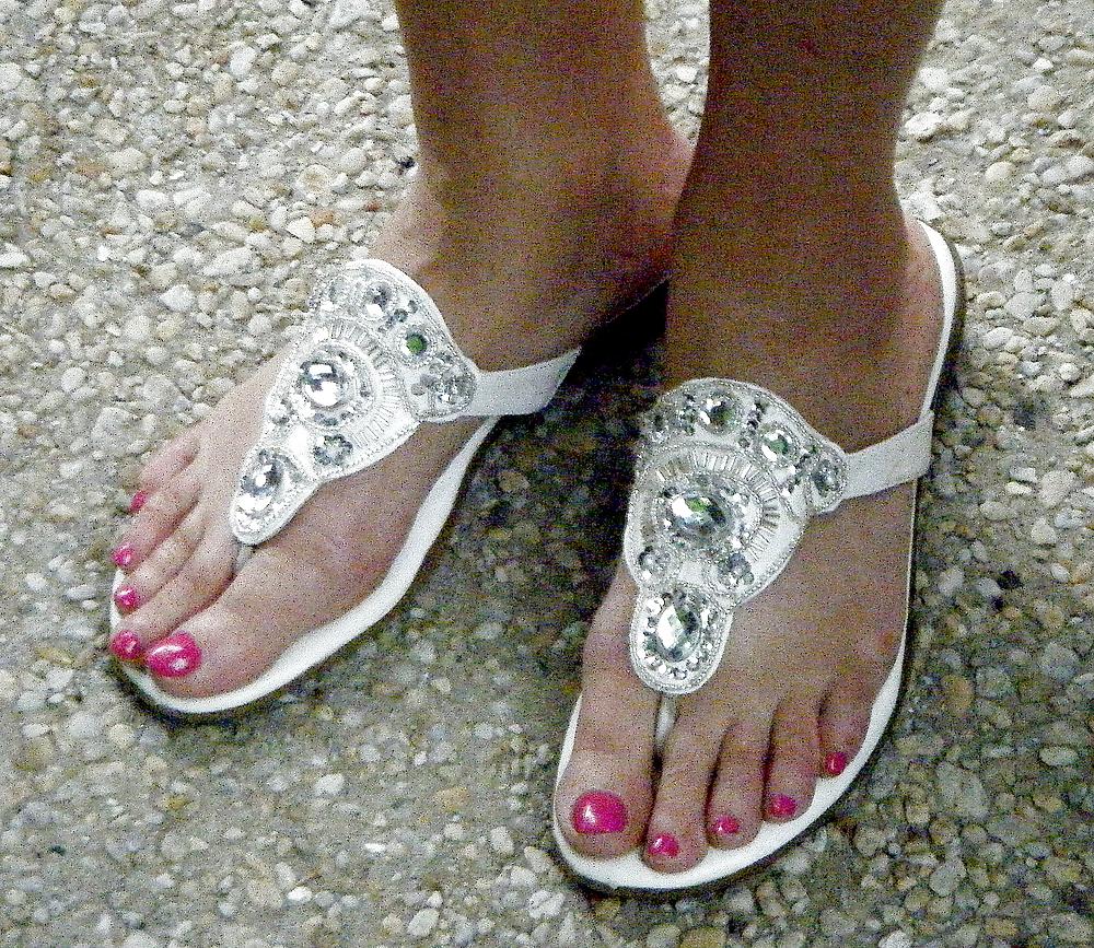 25P Pretty soccer mom feet