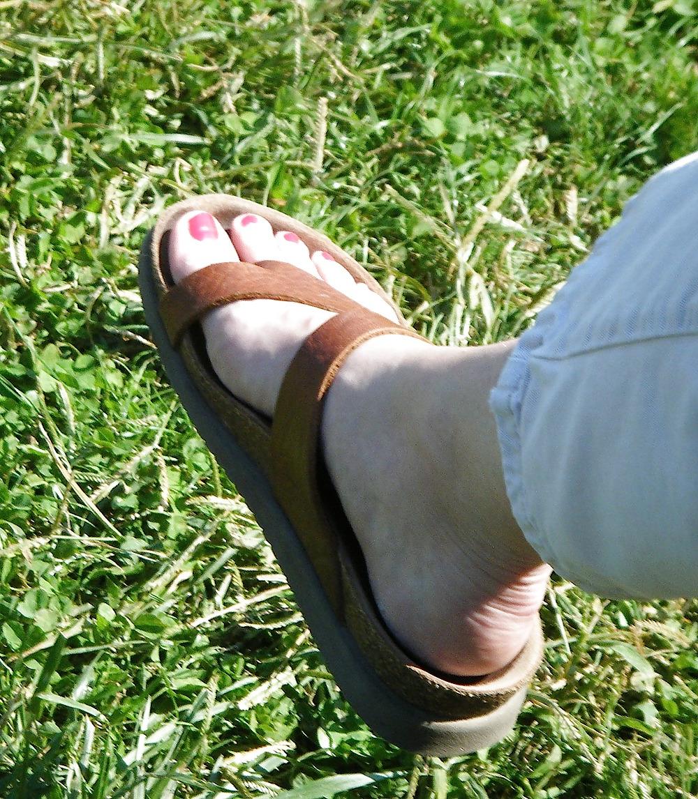 25P Pretty soccer mom feet