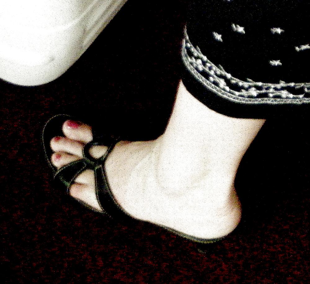 25P Pretty soccer mom feet