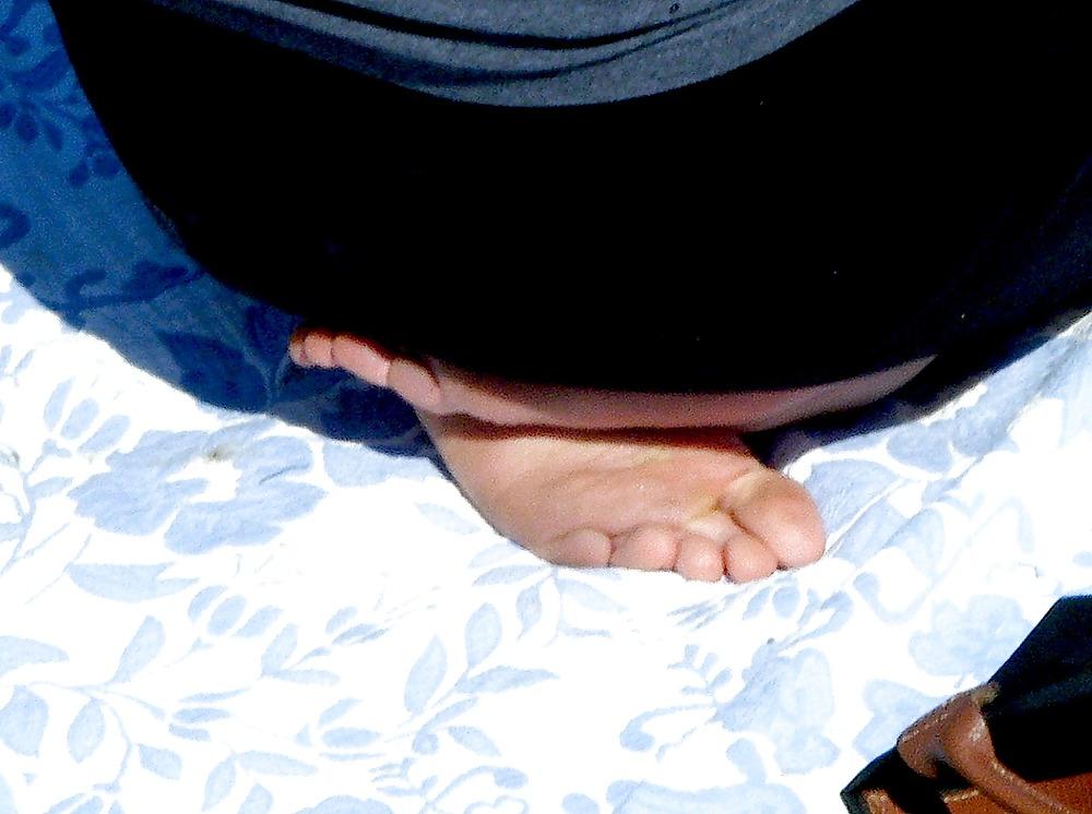25P Pretty soccer mom feet