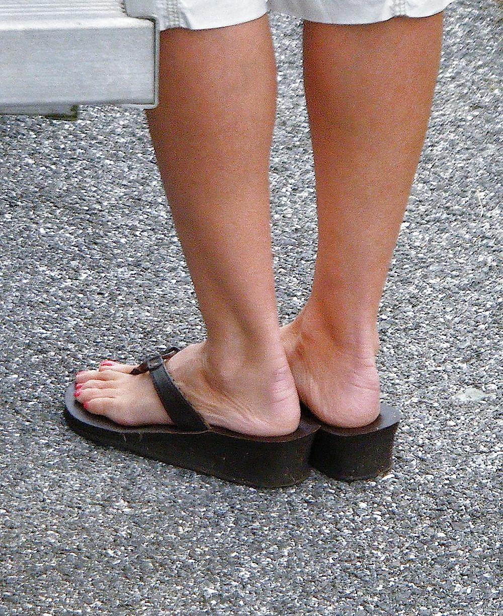 25P Pretty soccer mom feet