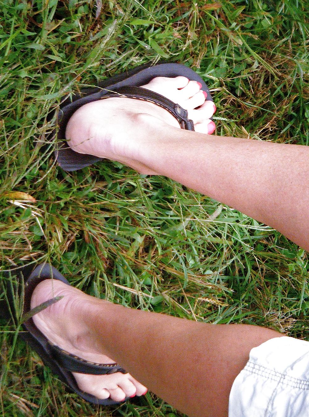 25P Pretty soccer mom feet