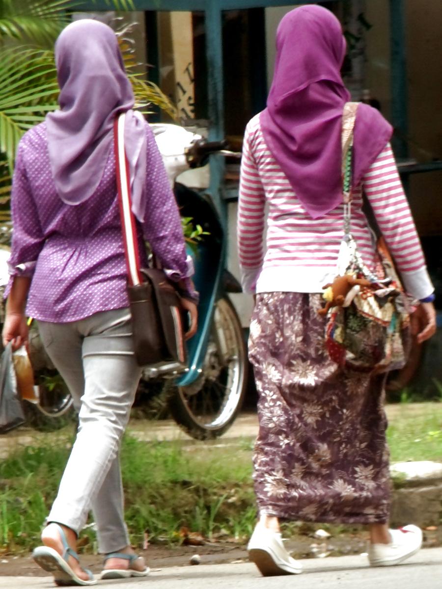 16P Sexy Teen in Hijab & Tight Jeans