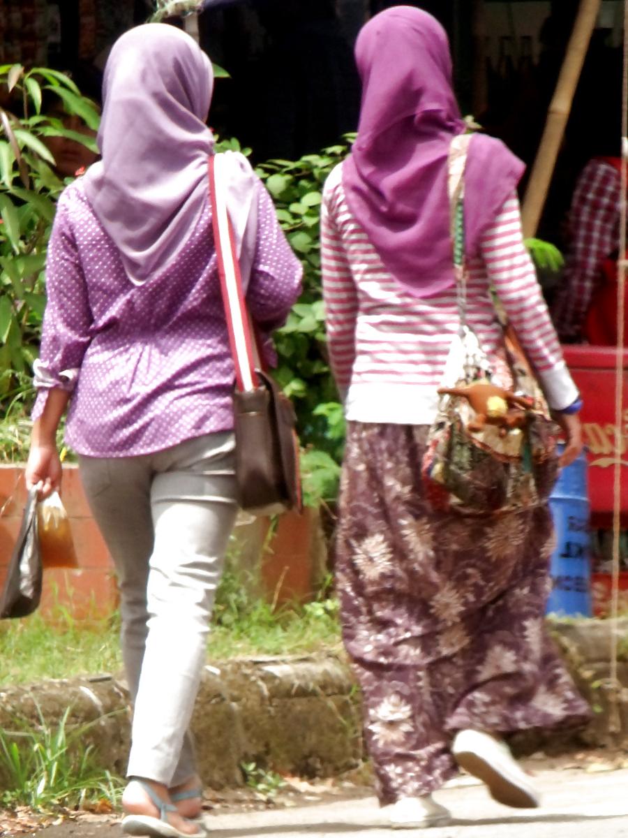 16P Sexy Teen in Hijab & Tight Jeans