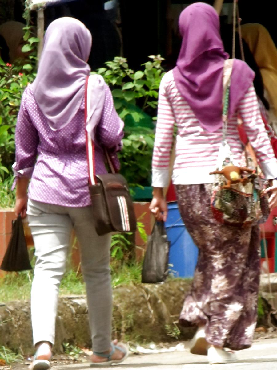 16P Sexy Teen in Hijab & Tight Jeans
