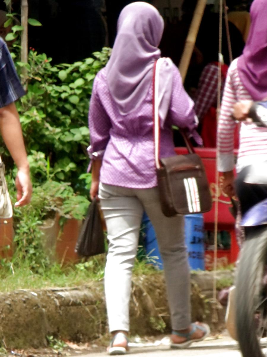 16P Sexy Teen in Hijab & Tight Jeans