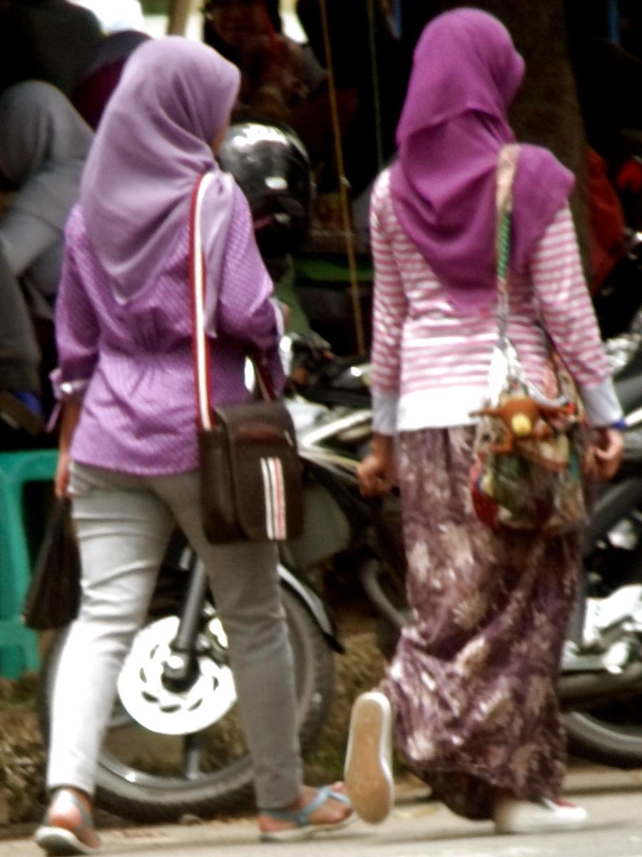 16P Sexy Teen in Hijab & Tight Jeans