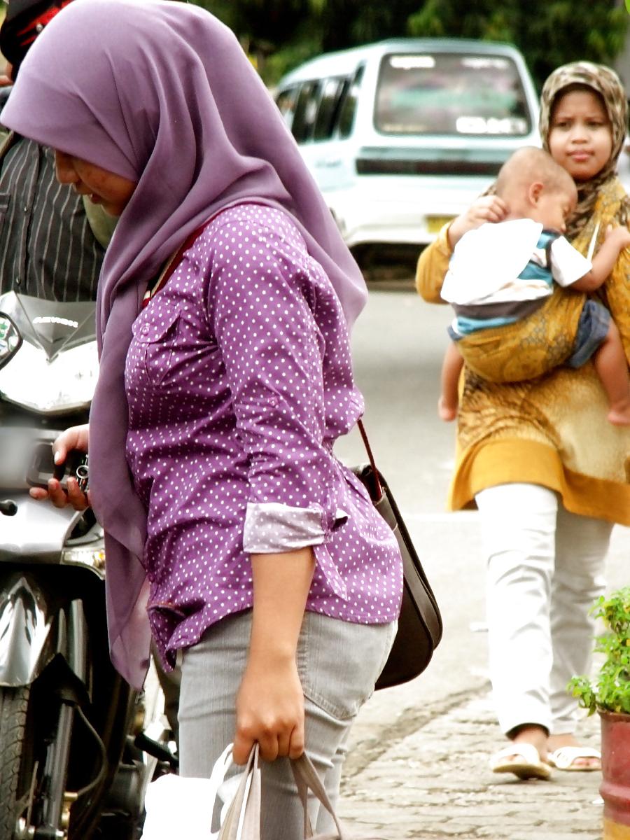 16P Sexy Teen in Hijab & Tight Jeans