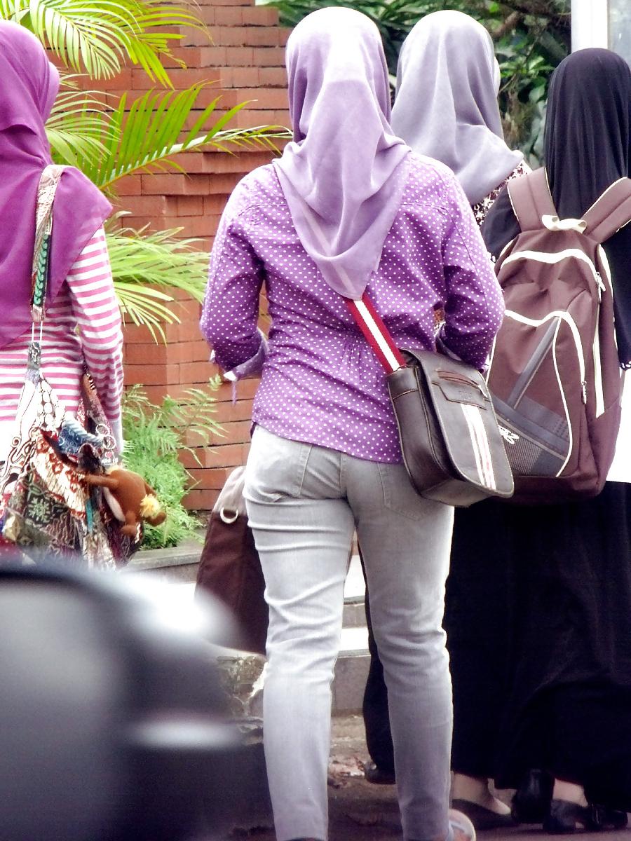 16P Sexy Teen in Hijab & Tight Jeans