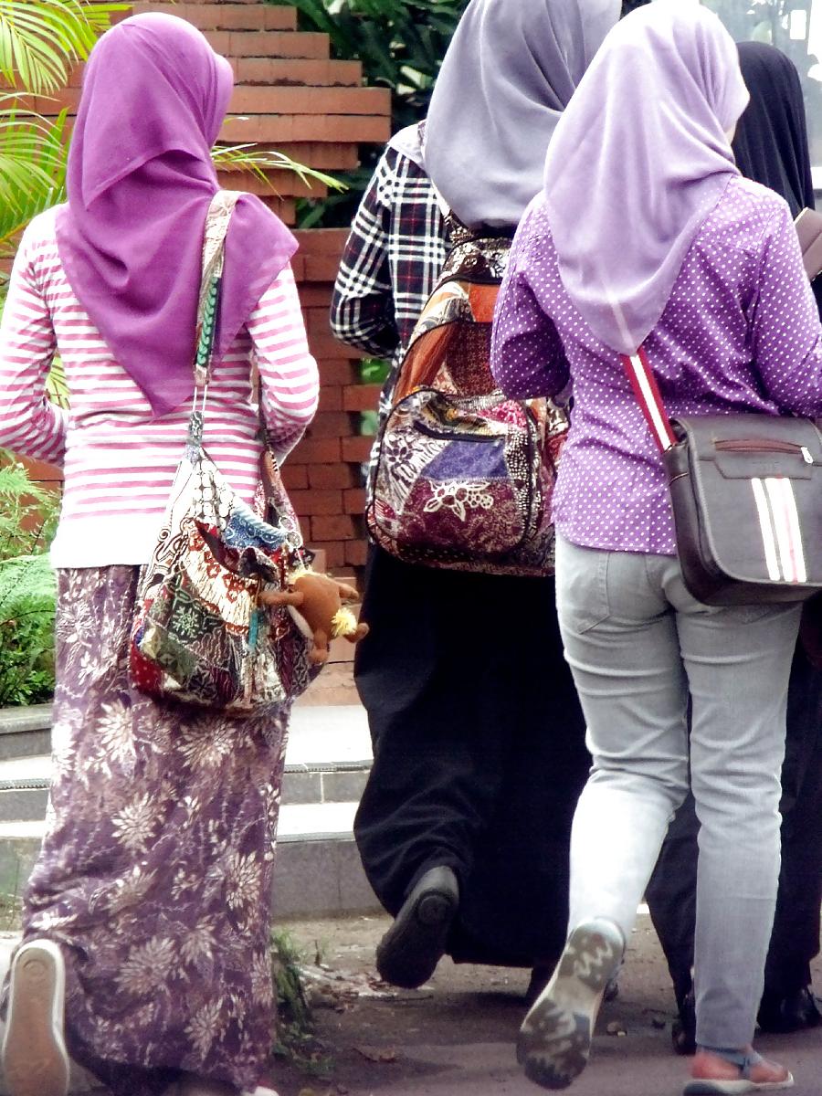16P Sexy Teen in Hijab & Tight Jeans
