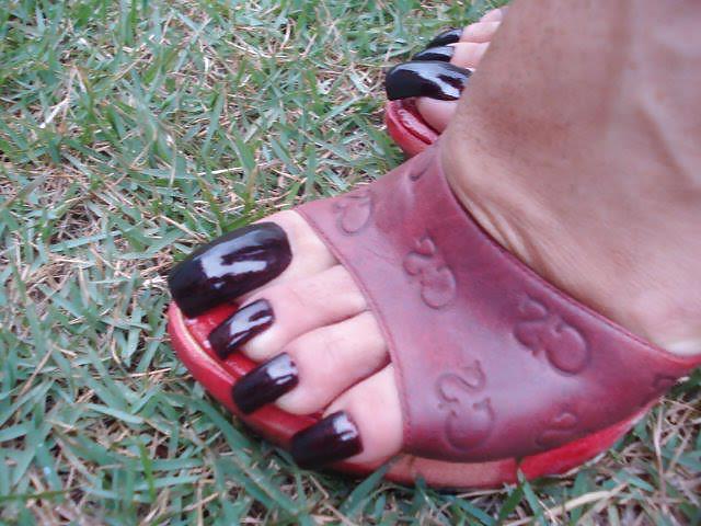 25P Paula Lima 's sexy long toe nails