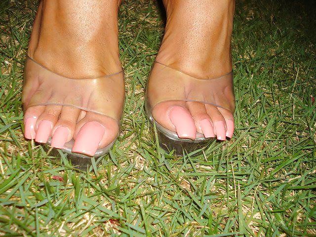 25P Paula Lima 's sexy long toe nails