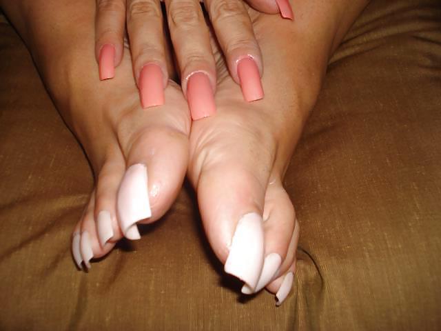 25P Paula Lima 's sexy long toe nails