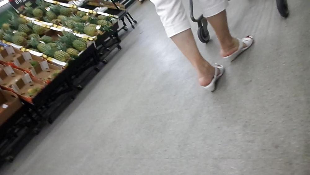 25P Candid mature feet