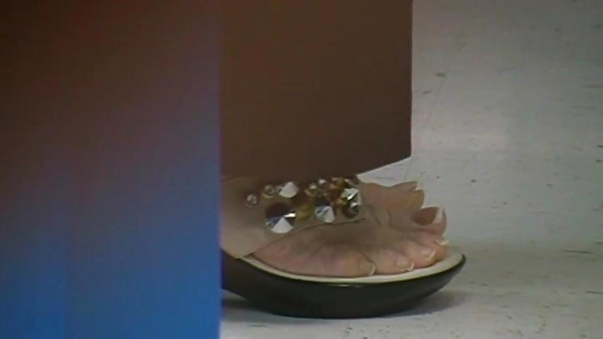 25P Candid mature feet