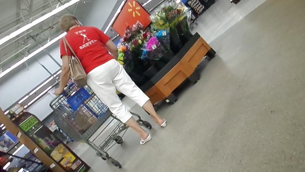 25P Candid mature feet