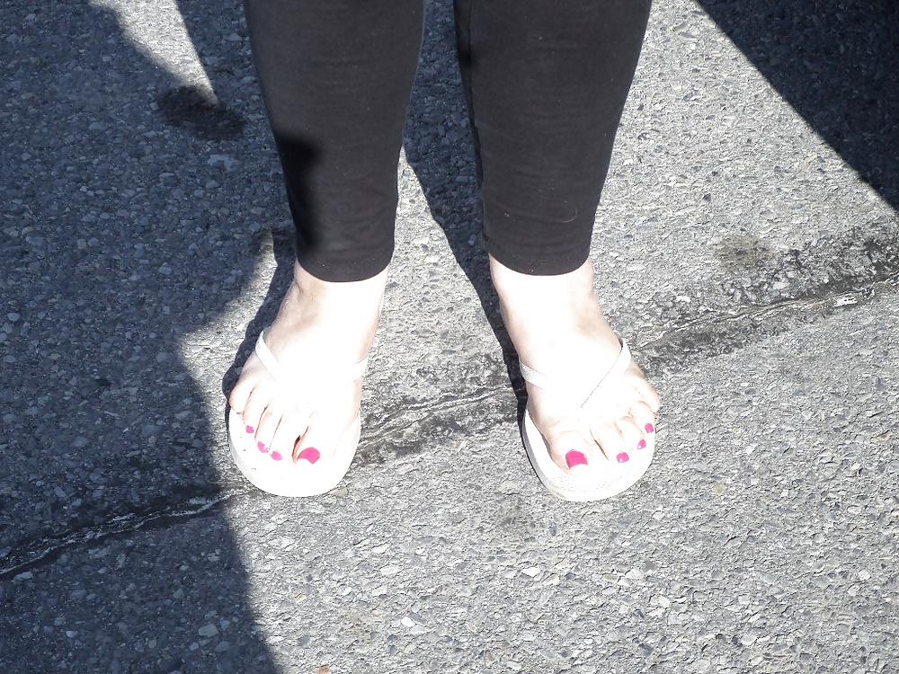 25P Candid mature feet