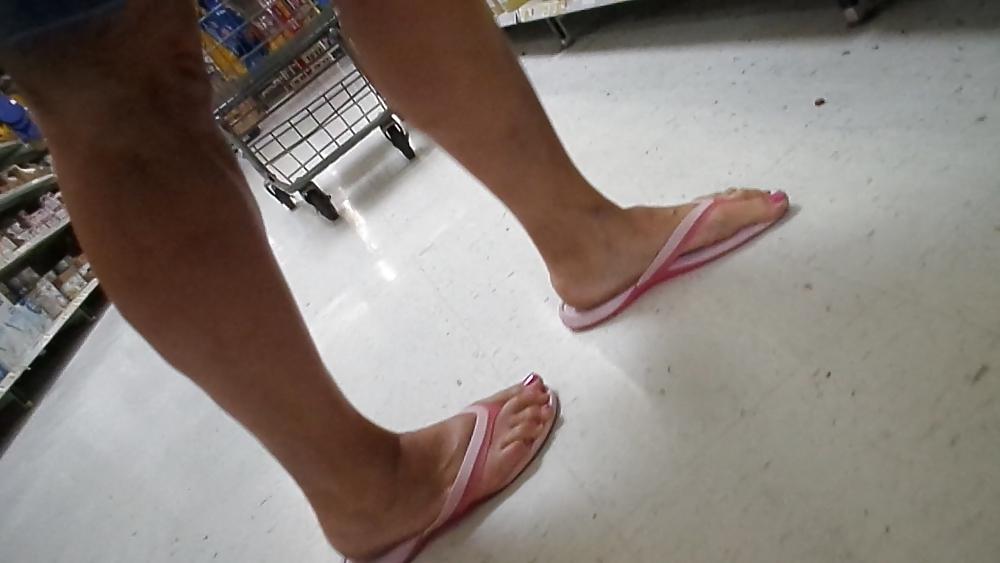 25P Candid mature feet