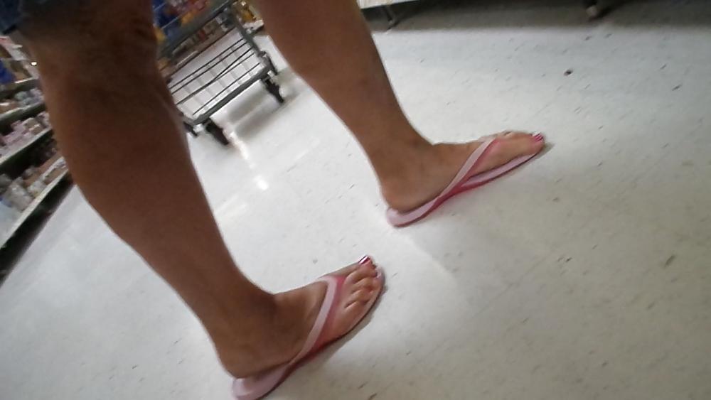 25P Candid mature feet