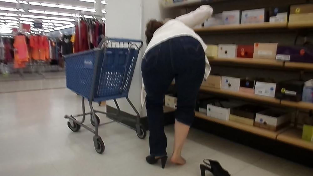 25P Candid mature feet