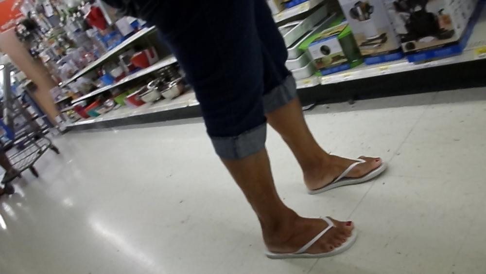 25P Candid mature feet