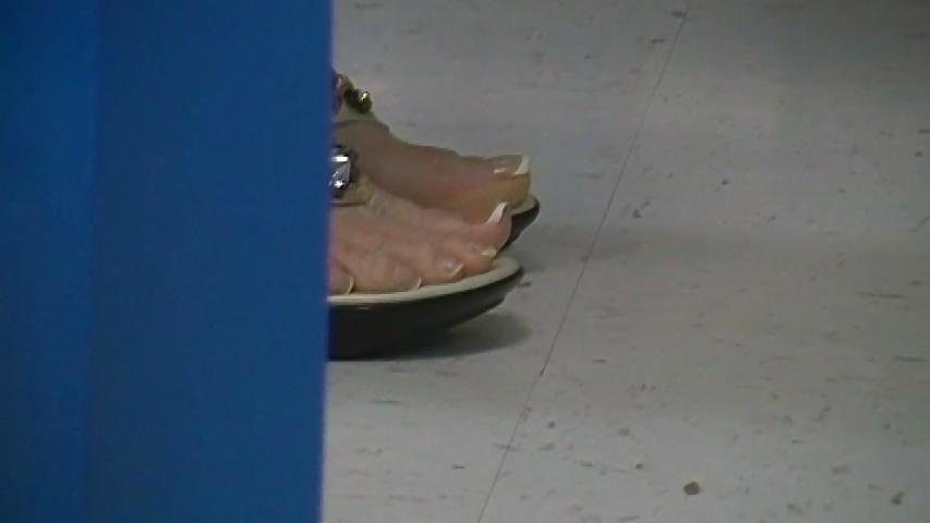 25P Candid mature feet