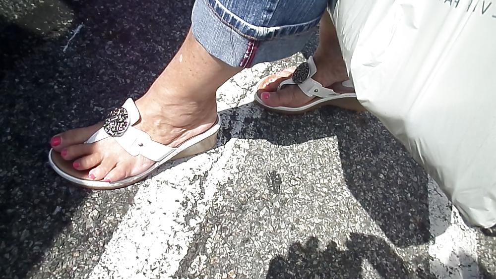25P Candid mature feet