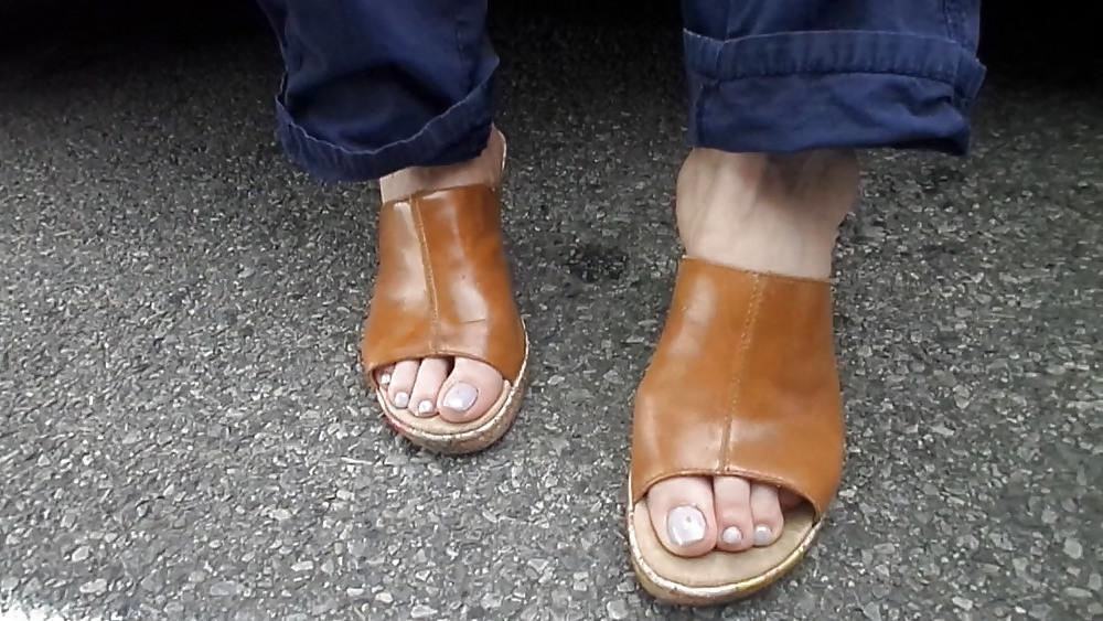 25P Candid mature feet