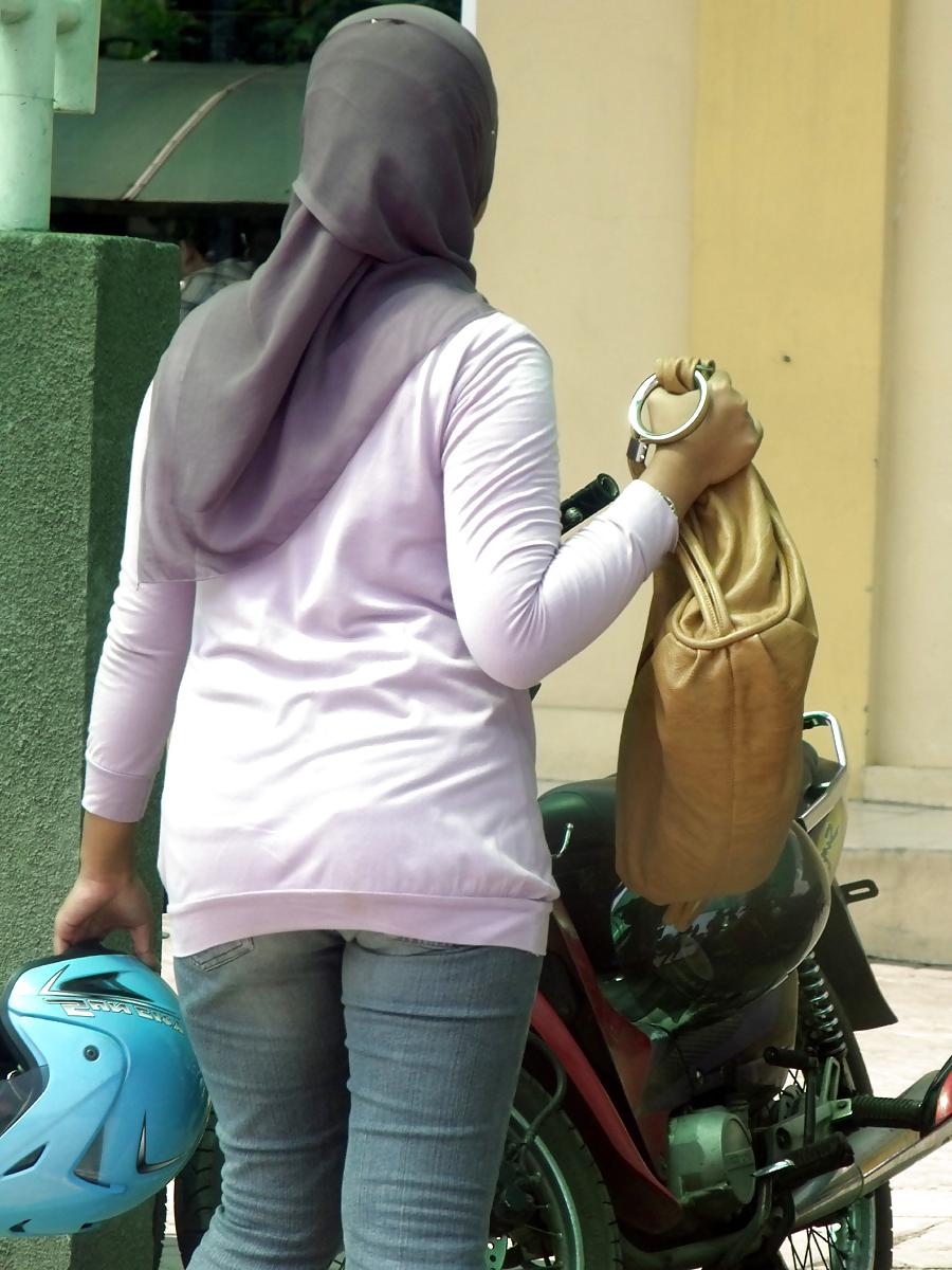 13P Sexy Girl in Hijab & Tight Jeans