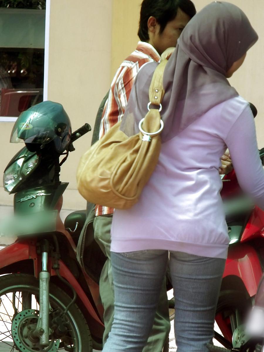 13P Sexy Girl in Hijab & Tight Jeans