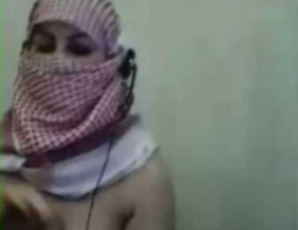22P Arab niqab webcam scandal-with hijab iran or egypt jilbab