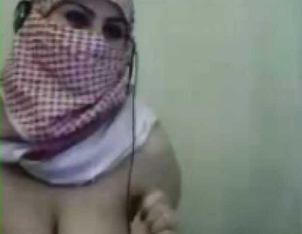 22P Arab niqab webcam scandal-with hijab iran or egypt jilbab