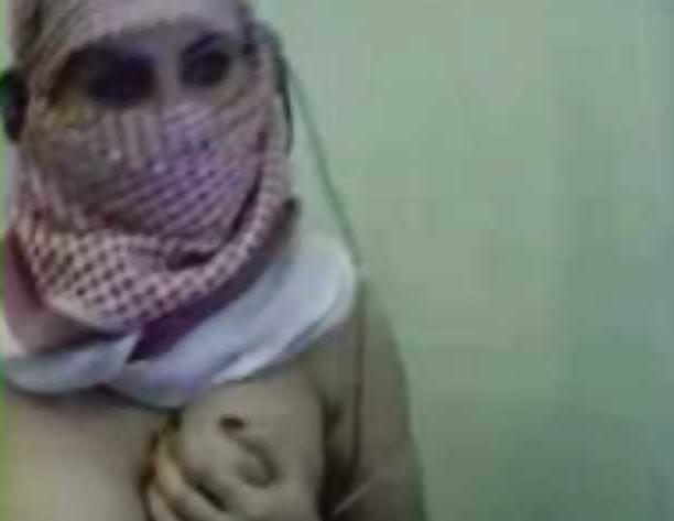 22P Arab niqab webcam scandal-with hijab iran or egypt jilbab